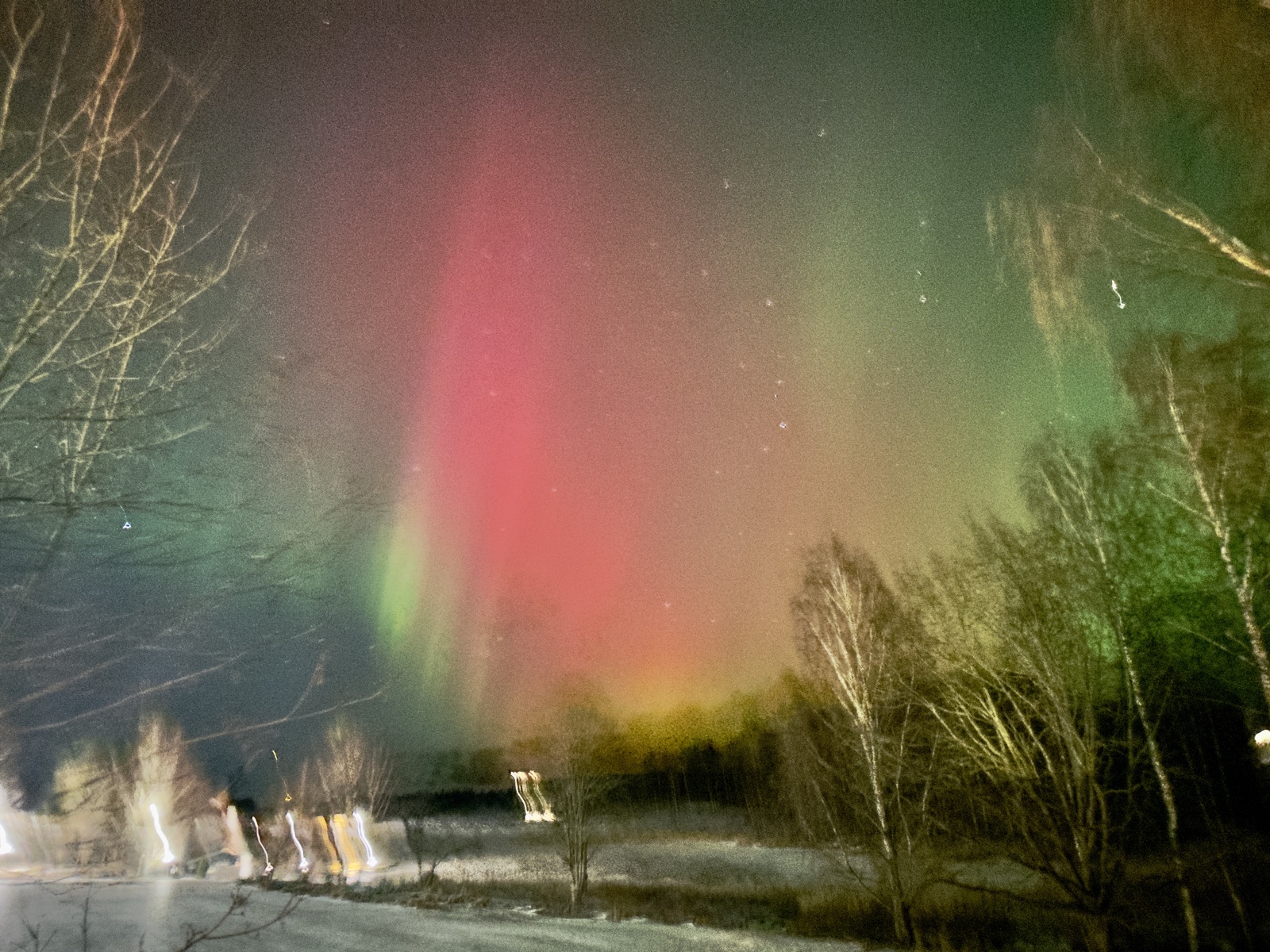 Aurora borealis red green pillars Finnish winter sky
